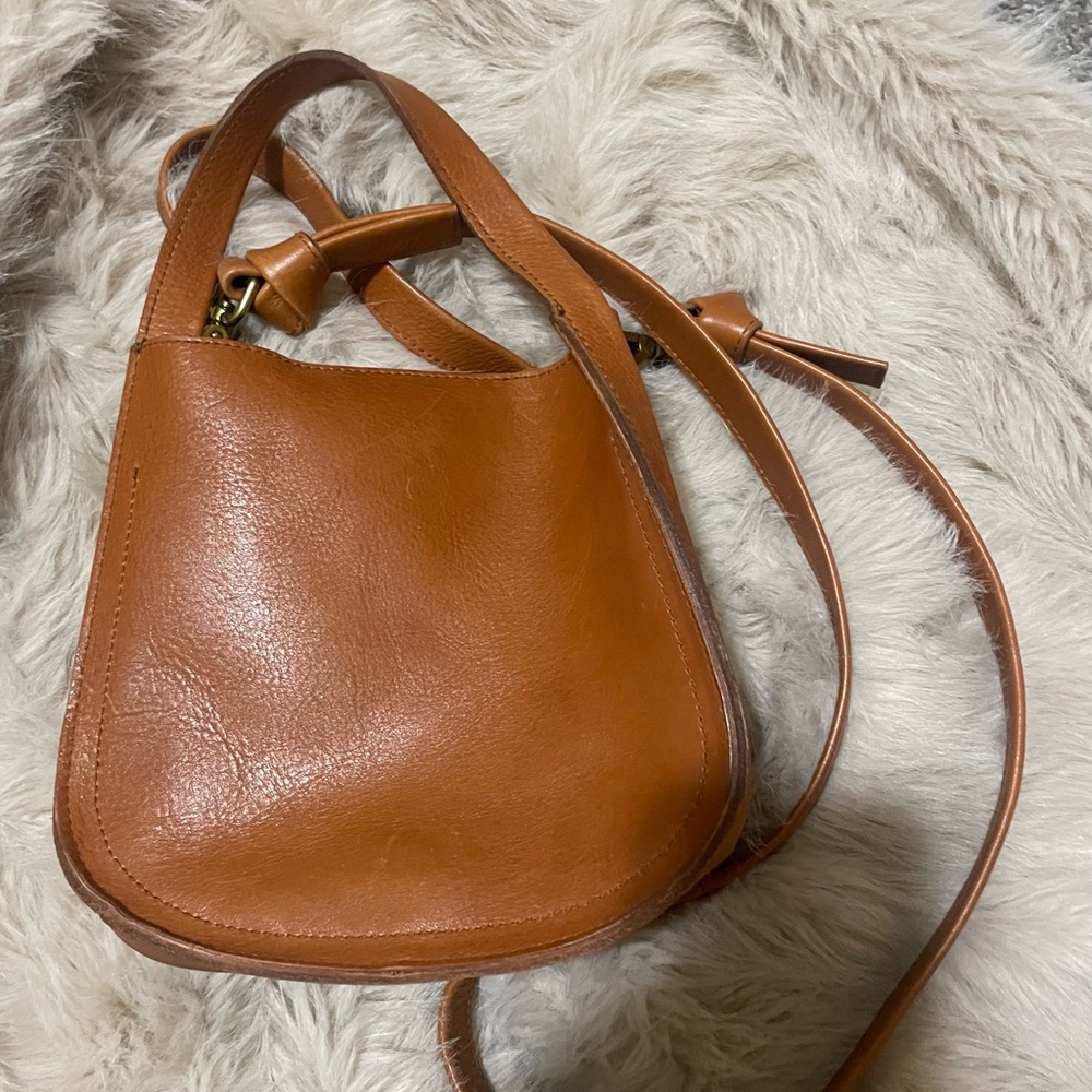 Classic Tan Leather Crossbody Bag - Elegant Everyday Carry Madewell Sydney Bag